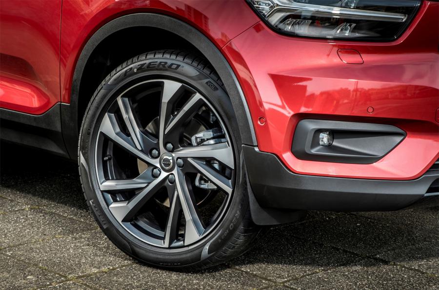 Колеса Volvo XC40 D4 R-Design 2017 года  (UK) (фото 24 из 40)